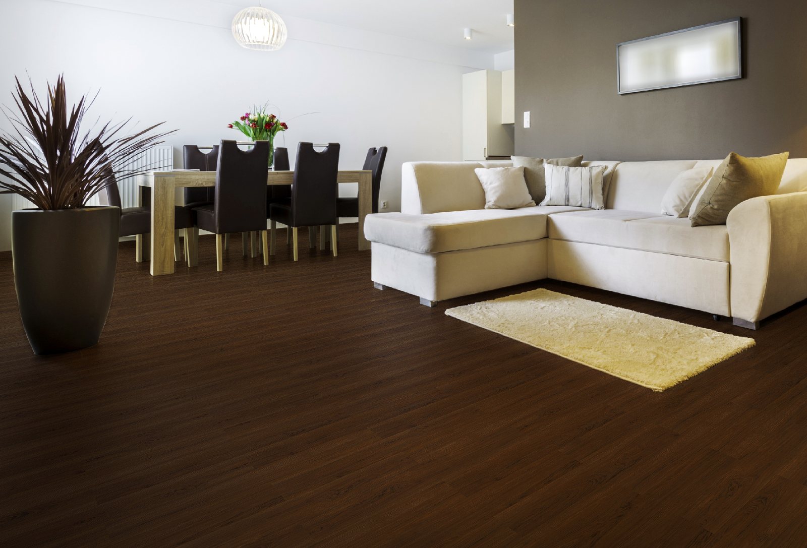 Ruang tamu dengan lantai vinyl Taco TV 2004 Dark Applewood warna cokelat tua