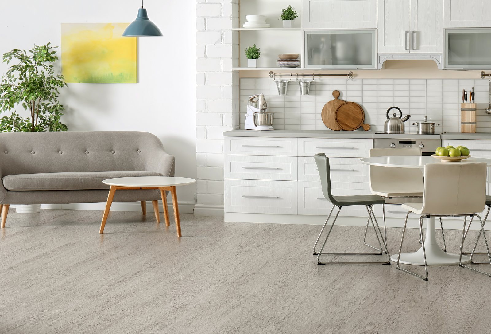 Ruang tamu dan dapur putih dengan lantai vinyl Taco TV 2005 Silver Oak warna abu muda