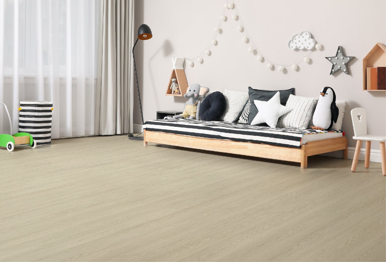 Kamar anak yang terang dengan lantai vinyl Taco TV 3013 White Oak warna krem pucat
